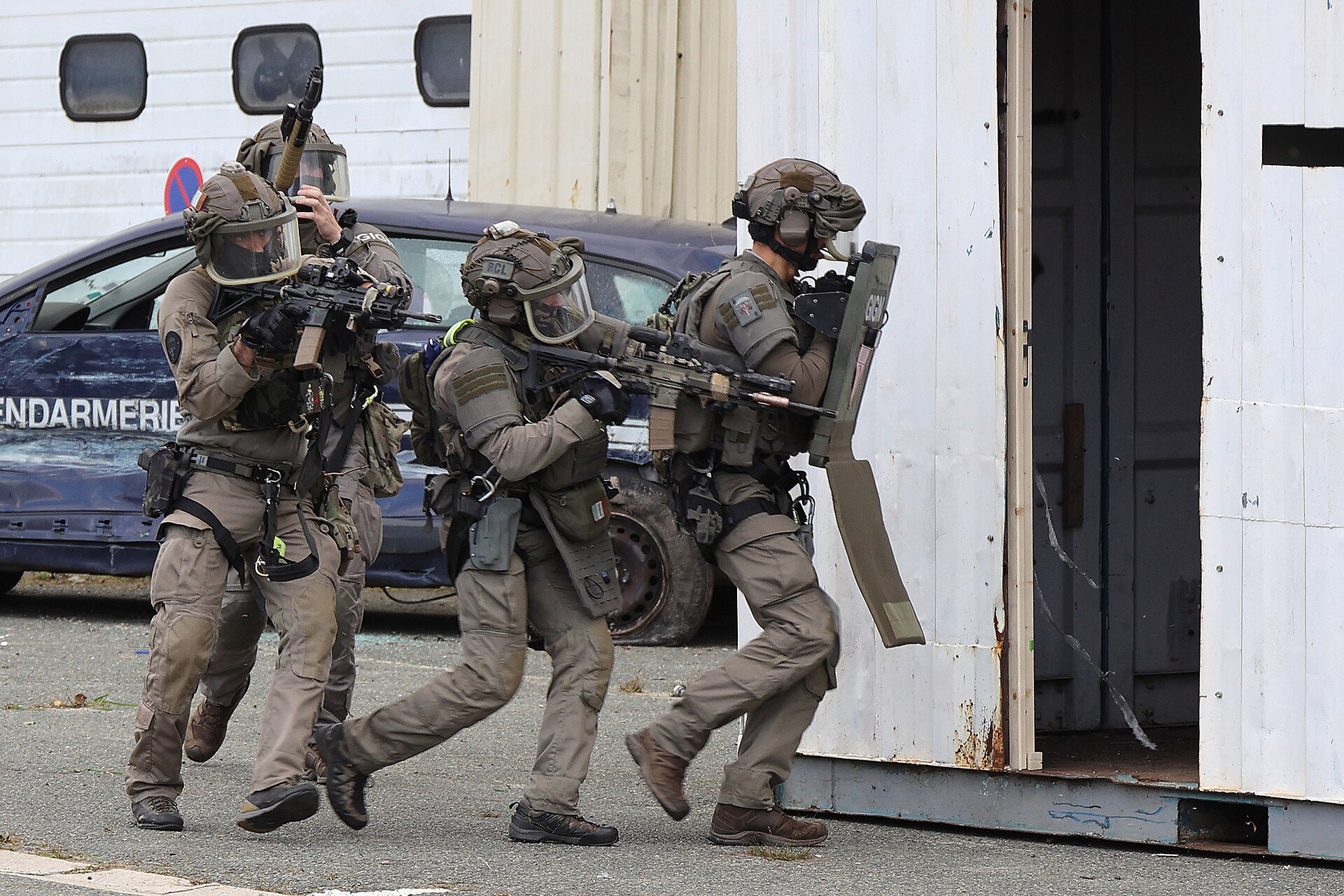 Colonne d'assaut du GIGN pénétrant dans un bâtiment