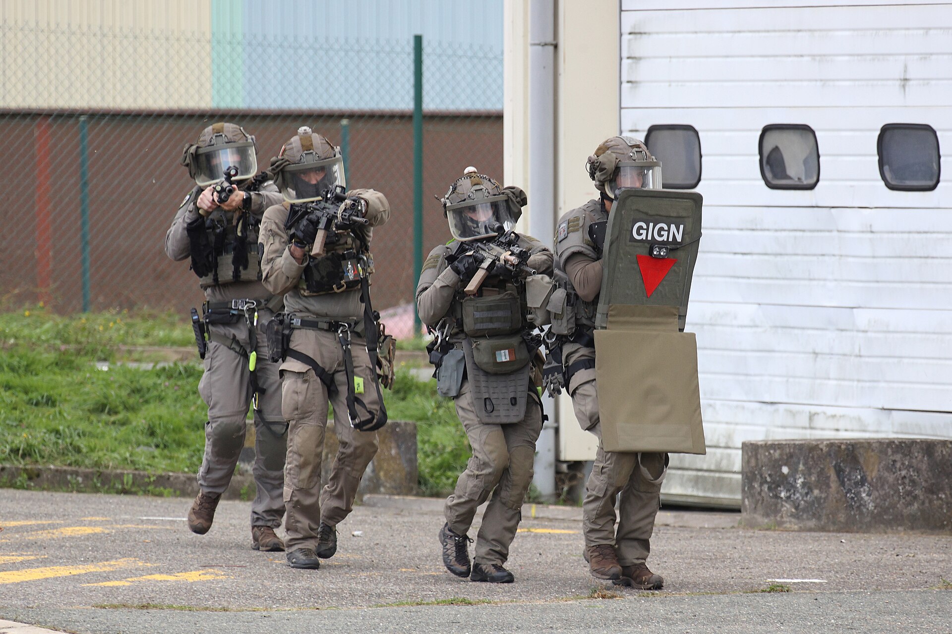Colonne d'assaut du GIGN progresse vers son objectif lors d'un exercice