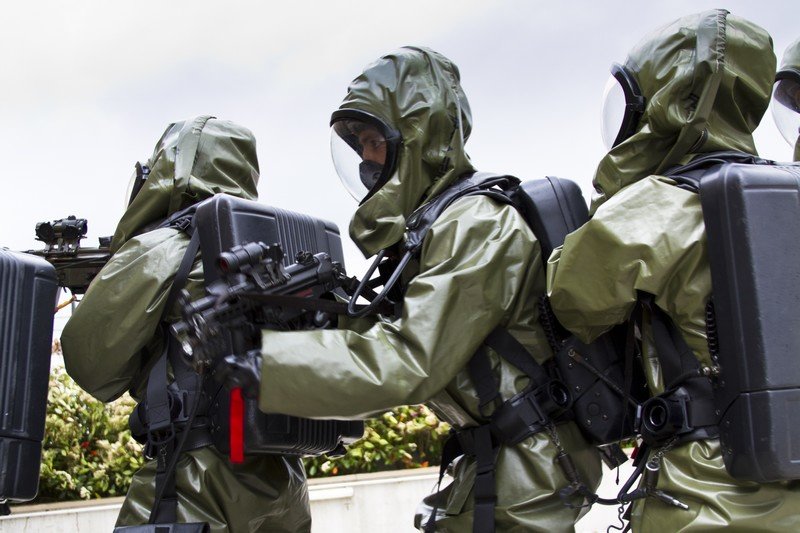 Agents du GIGN en tenue de protection NRBC