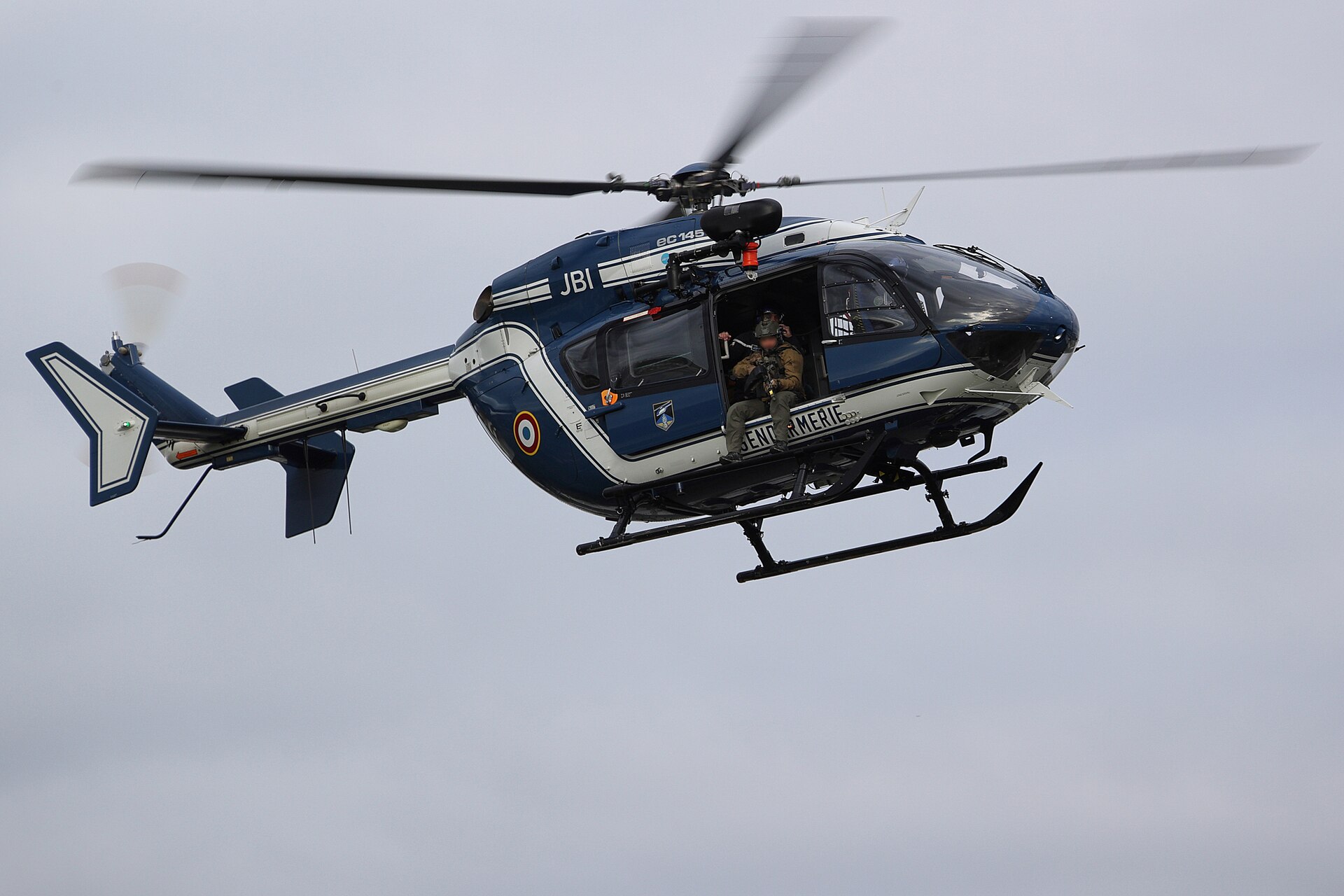 Tireur d'élite du GIGN embarqué dans un hélicoptère de la Gendarmerie